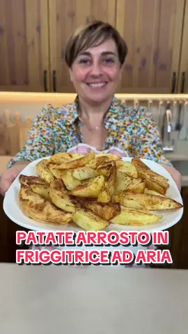 PATATE ARROSTO IN FRIGGITRICE AD ARIA 🥔 Un contorno facilissimo, veloce e leggero! Perfetto per accompagnare tanti piatti 😊 INGREDIENTI: 600g di patate Rosmarino Olio d’oliva Sale PROCEDIMENTO: In una ciotola tagliamo le patate a spicchi di dimensioni simili. Poi condiamole con sale, rosmarino e un filo di olio. Diamo una bella mescolata con le mani per distribuire il condimento e sistemiamole nel cestello della friggitrice ad aria.  Facciamo cuocere a 200 °C per 12 minuti, ricordandoci di smuoverle ogni tanto durante la cottura. Ed ecco pronte le nostre gustosissime patate in friggitrice ad aria, croccanti fuori e morbide dentro! #patatearrosto #benedettarossi #fattoincasadabenedetta #fattoincasapervoi #ricettaveloce #ricettasemplice #friggitriceadaria 