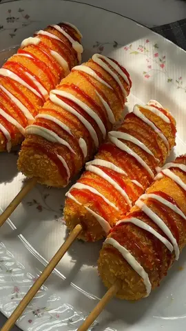 Рецепт очень вкусных корн-догов  Ингредиенты:  Вода теплая - 150 мл. Сахар - 1 ст.л. Дрожжи - 0,5 ст.л. Яйцо - 1 шт Соль - 0,5 ч.л.  Мука - 200 гр Панировочные сухари панко  Растительное масло - для жарки #корндогирецепт#корндоги#koreanstreetfood #koreanfood 