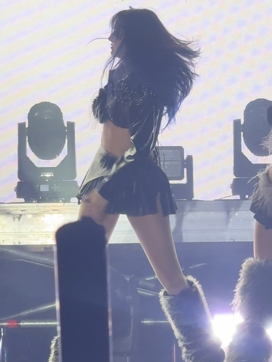 who is this diva #zeynepoktay #zoktay #manifest #manifestival #konser #edit #kesfet #kesfetteyizzzzz #fypシ゚ #foryou @zeynep oktay 