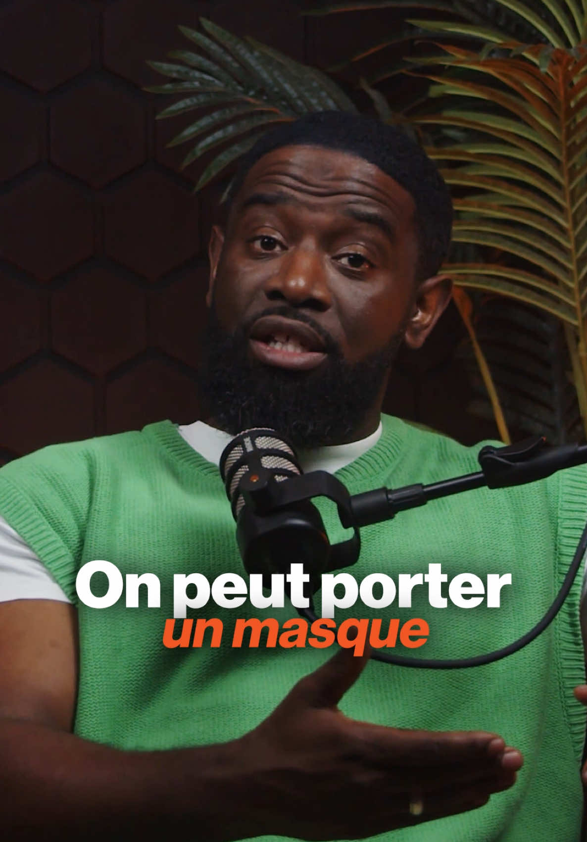 Tu veux vraiment savoir qui est quelqu’un ? N’écoute pas ses promesses. Observe son silence. Et surtout… laisse le temps faire le tri. Parce que la vérité, elle ne fait pas de bruit. Elle n’a pas besoin de forcer pour exister. Elle attend. Elle laisse passer les jours, les doutes, les illusions… Et un matin, sans prévenir, elle te montre tout ce que tu refusais de voir. La patience n’est pas de la faiblesse. C’est une arme discrète. Elle ne cherche pas à démasquer. Elle laisse simplement les masques tomber d’eux-mêmes. Tu n’as pas besoin de tout comprendre maintenant. Tu n’as pas besoin de te justifier, d’interpréter ou de deviner. Tu as juste besoin d’observer. Tranquillement. Parce que tôt ou tard… 👉 Les belles paroles sans actes s’éteignent. 👉 Les masques tombent quand ils fatiguent. 👉 Les intentions réelles finissent toujours par s’imposer. Et toi, tu n’auras rien eu à forcer. Juste à rester fidèle à toi-même. Si t’as déjà ressenti cette dissonance entre ce qu’on te montre et ce que tu ressens, si t’as appris à te fier à ta boussole intérieure… Écris “Nexus” en commentaire. Ici, on apprend à faire confiance à ce qu’on ressent. Pas à ce qu’on nous raconte.