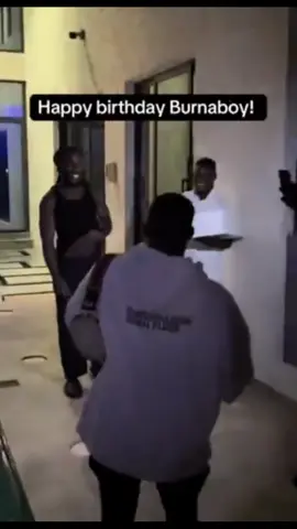 the moment Burna Boy’s staff surprised him with two large cakes at 6AM to celebrate his 34th birthday. 😂🎉 #NOSIGNOFWEAKNESS 