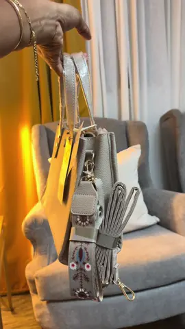 ¿Team clásico, chic o atrevida? 😍 Mira estos tres modelos de bolsos y dime cuál va contigo. ✨RD$1900 cada uno, ¡aprovecha antes que se agoten!✨ #fyp #paratiiiiiiiiiiiiiiiiiiiiiiiiiiiiiii #viralvideos #foryoupage #girls 