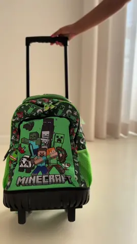 Não sei se estão a perceber o quão maravilhoso é este conjunto do Minecraft 🤩 - Mochila Trolley 44cm  - Lancheira Térmica  - Set de papelaria  - Caderno de Atividades 31pcs - Garrafa de Palhinha - Estojo Triplo  Garante já o teu! 🤩✨ #Minecraft #minecraftbuilds #magicdreams #lojaonline #regressoàsaulas #escola #crianças #lovers #fyp 