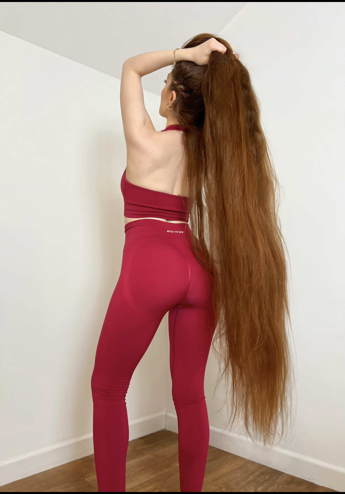 Just filmed this casually while getting ready to shoot my official long hair competition video. Kinda obsessed with the messy hair vibe. What do you think? It’s giving untamed-wild feminine energy 🐆 #hairtok #hairtiktok #hairlove #longhair #bundrop #hairplay #hairgrowth #hairgoals #redhead #redhair #hairlife #hair #hairstyle #clawcliphairstyles #hairmodel #fyp 