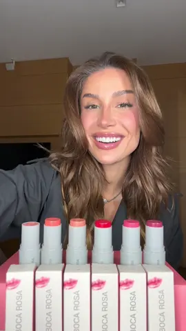 Ja garantiu seu stick cor? então vem ver as dicas que a nossa boss @Bianca Boca Rosa tem pra você cuidar bem do seu novo produto preferido ♥️ se ainda não tem um Sitck Cor pra chamar de seu, clica no link aqui no video e aproveite.