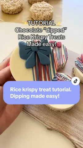 The best begginer friendly dipped rice krispy treats! No popcicle sticks needed. All you need is 3 inch round silicone molds, home made rice krispy treats, and melting chocolate 🫶🏼 #dippedtreats #dippedricekrispies #ricekrispy #treattutorial #treatmaking #fourthofjulytreats #treatmakingforbeginners 