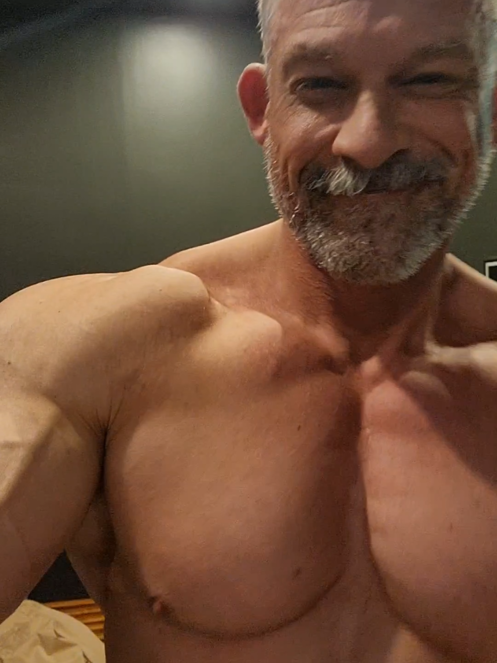 Before the gym. After the gym. Then the most half-assed pump up you’ve ever seen 😂 Wait for it at the end. #properlyjacked  Coach: @tx_muscle_ifbbpro Gym: @ironcitygymtx #DadsSupportingDads  #fitdad #npc #ifbb #bodybuilding #preworkoutcheck #postgym #pumpup #funnyreel #menshealthmonth #classicphysique #gymhumor 