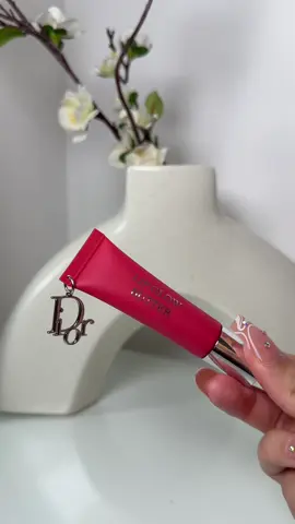 love a red glossy lip for summer 🍒  swatching the dior lip glow butter ‘105 lychee’ 💋 @Diorbeauty  #dior #diorbeauty #diormakeup #lipbalm #lipglossswatch #makeupswatches 