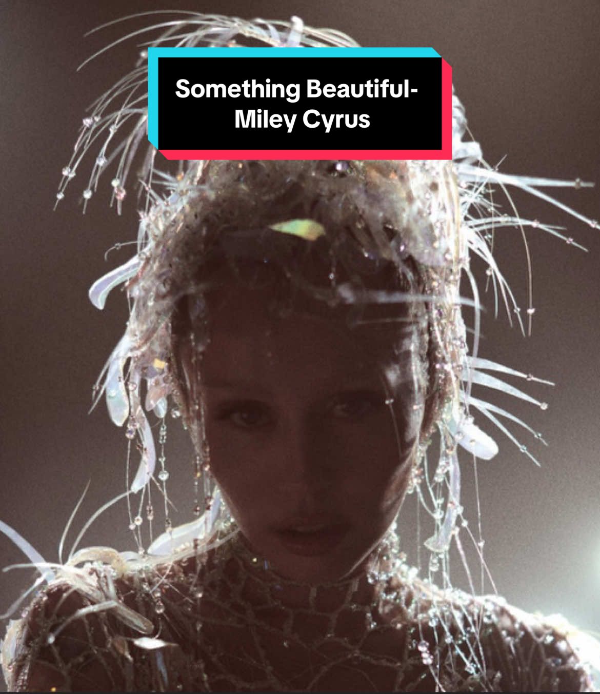 Something Beautiful de Miley Cyrus merece mucho más 😩 hasta ahora mi AOTY contender! ¿También piensan lo mismo? #mileycyrus #somethingbeautiful #mileycyrusflowers #mileycyrusfans #2025music 