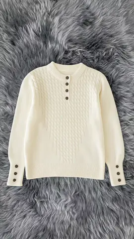 🔥 Bestie, cari atasan rajut yang adem tapi tetap stylish? CAYLA KNITS jawabannya! 💯 Sweater rajut Korea dengan motif cable dan kancing detail yang bikin look kamu makin manis~ Warna kalem, bahannya lembut, cocok buat OOTD kampus, nongki, atau kerja ✨ 💸 Cuma 80ribuan aja, laris banget sampai 14.000x dicari minggu lalu! Buruan sebelum kehabisan! 🧶 #CaylaKnits #SweaterRajutKorea #AtasanRajutCewek #OOTDKoreanLook #RajutKekinian #StyleCewekManis #SweaterMurahLucu #OOTDKampus #KoreanStyle #RekomendasiTikTok #FYPFashion #BajuCewekAesthetic