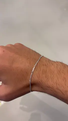 Essa pulseira de prata 925 é pra quem sabe que menos é mais. Piastrine 1,9mm – 20cm de pura elegância! 💎🔥 Corre que o estoque é limitado! #PulseiraDePrata #Prata925 #EstiloMasculino #JoiasMasculinas #AcessoriosMasculinos #PulseiraFina #Piastrine #Pratzio #ModaComEstilo #LookMasculino #tiktokbrasil 