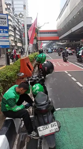 Jam 07:00 LRT kuningan bro, semangat pagi walaupun cuaca sedang tidak kondusif.  #ojol #ojoltiktok #ojolstory #ojolviral #ojoljakarta #ojolindonesia #grab #grabindonesia #pejuangrupiah #fyp 