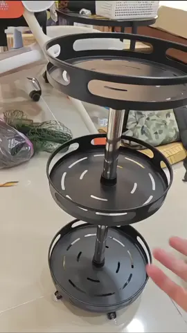 Đựng Gia Vị Xoay 360 Độ 2 màu 2/3 Tầng, Kệ Để Đồ Nhà Bếp Thông Minh, Dáng Tròn/ Vuông Mô tả sản phẩm: Kệ đựng đồ đa năng xoay 360 độ 2/3 tầng Sản phẩm đa năng, phù hợp cho nhiều không gian khác nhau như nhà bếp, bàn trang điểm, phòng khách và phòng tắm. Thông tin sản phẩm: Chất liệu: Thép không gỉ cao cấp Màu sắc: Đen Trọng lượng: 3kg Kích thước: Theo hình ảnh minh họa Đặc điểm nổi bật: Khả năng xoay 360 độ giúp dễ dàng truy cập và sử dụng Điều chỉnh chiều cao linh hoạt theo nhu cầu sử dụng Chất liệu thép không gỉ đảm bảo độ bền và chống gỉ sét Cấu trúc chắc chắn, lắp ráp đơn giản, dễ dàng Dung lượng lưu trữ lớn, giúp tổ chức gọn gàng các vật dụng Sản phẩm đa năng, phù hợp cho nhiều mục đích sử dụng: Nhà bếp: Đựng gia vị, dụng cụ nấu nướng Bàn trang điểm: Đựng mỹ phẩm, phụ kiện Phòng khách và phòng tắm: Sắp xếp đồ dùng  #kedungdodaidang #kexoay360do #kedunggiadinh #ke2tang #ke3tang #kedungdotienich #kexepdo #kebepthongminh #ketron #kegiavitienich