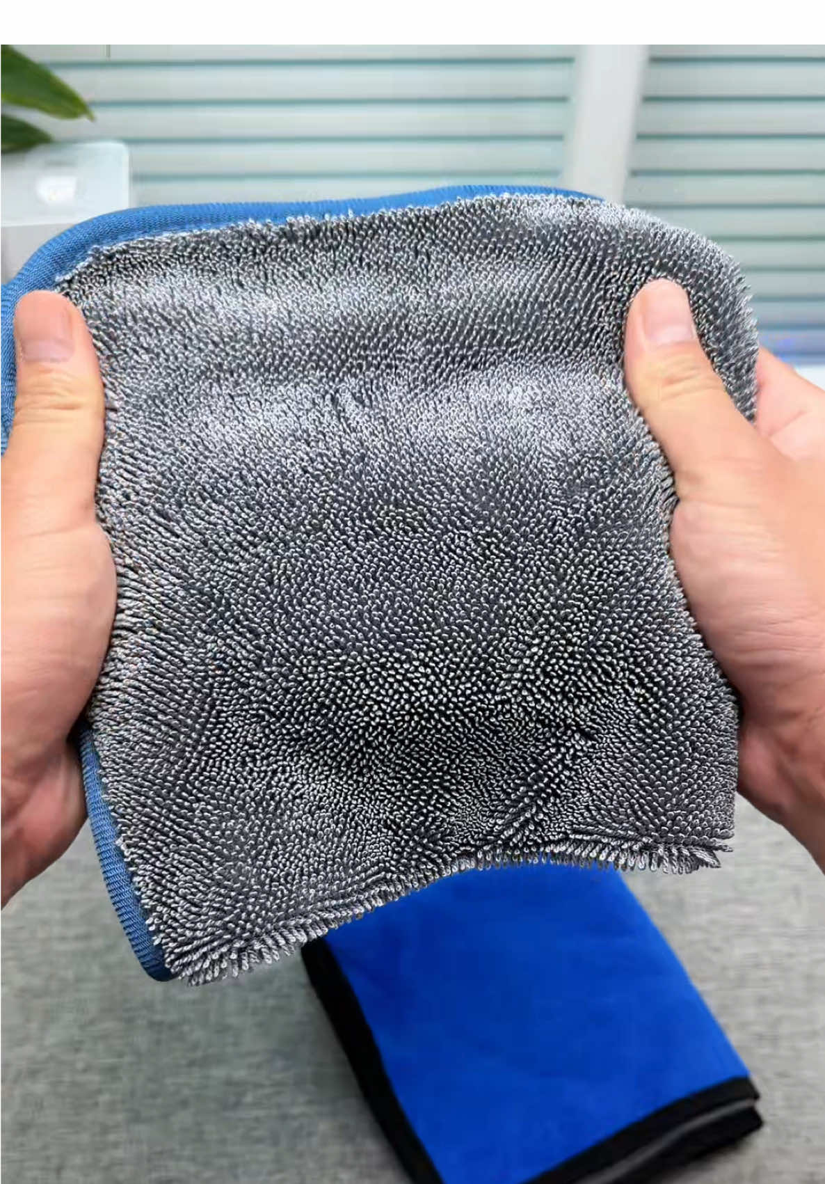 Khăn lau UHERO được làm từ sợi Superfine Fiber thấm hút nước và làm sạch bụi bẩn cực kỳ tốt #khanlauuhero #uhero #khanlauotosieutham #khanlaudanang 