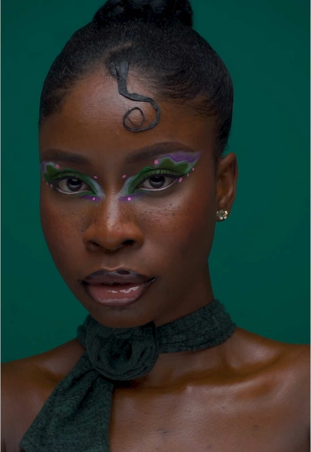 Never thought green would look this good, I’m obsesseddd💚 #agapetheartist #editorial #creativemakeup #boldmakeup #graphicmakeup #makeuptutorial #festivalmakeup #avantgardemakeup #makeuphacks #iconicmakeup #makeuptutorial #glowyskin #beautytips #makeupinspo #viral #bold #trendyyy  #creatorsearchinsights 