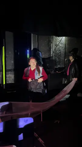 It’s already over and I still have this one and another episode to post. This one was extra special — playing Ariel for our Ariel is priceless hahaha. Cady Heron exits North Shore… and ends up under the sea 🌊 🐚 Who needs a dinglehopper when you’ve got Laura e Kadu in the cast? P.S.: I already miss it so much! #Backstage #MeanGirlsBR #TheLittleMermaid #lauracastro #MeninasMalvadas #stagecrew #lovemyjob 