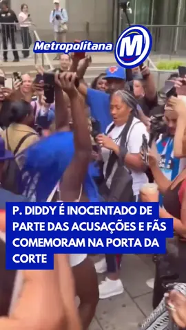 O rapper Sean Diddy Combs, conhecido como P. Diddy, foi inocentado de três das cinco acusações que enfrentava na Justiça de Nova Iorque. O julgamento, que atraiu atenção mundial, segue com possibilidade de pena de até 20 anos de prisão caso ele seja condenado pelas acusações restantes. A decisão parcial surpreendeu muitos que acompanhavam o caso, mas também gerou comemoração por parte dos fãs. Em imagens divulgadas pelo repórter da NBC, Matt Lavietes, admiradores do artista foram vistos festejando na porta da Corte, passando óleo de bebê — uma possível referência a um dos episódios citados durante o processo. (Reprodução: @leodias ) #entretênews #tiktoknoticias 