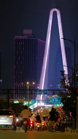 Bạn đã từng thích một thành phố vì ai đó chưa? #saigon #fujifilm #caubasonsaigon #xuhuong 