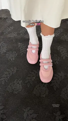 pink velcro straps ballerina flats #velcroflats #balletflats #flatshoes 