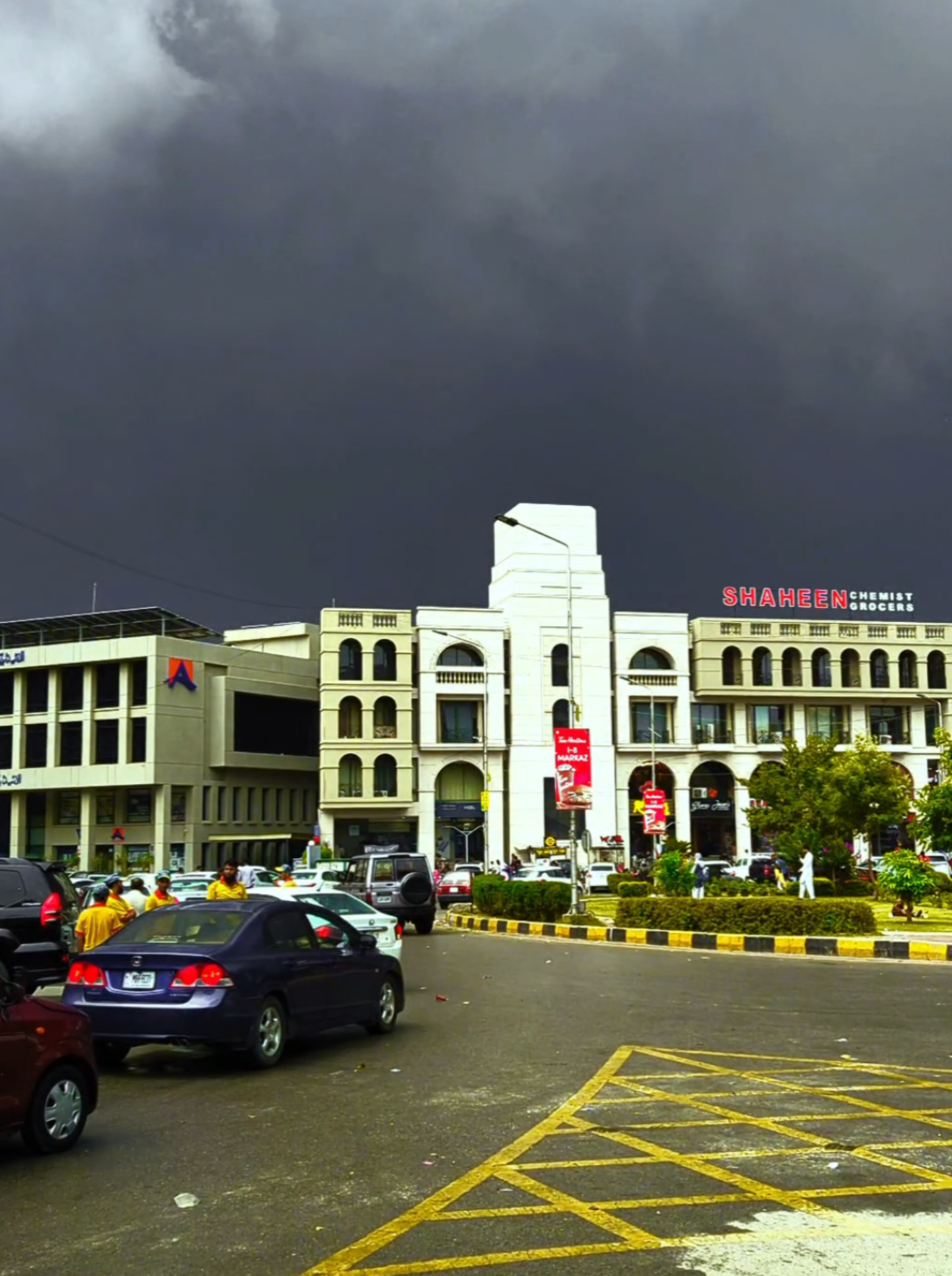 Your Favorite Markaz ?? Me i-8 Markaz ❤️ . . . . . . . . . . . #foryou #pakistan #Islamabad #trending #islamabadbeautyy0 #fyp #viralvideo #ghoomopakistan #islamabadcity 