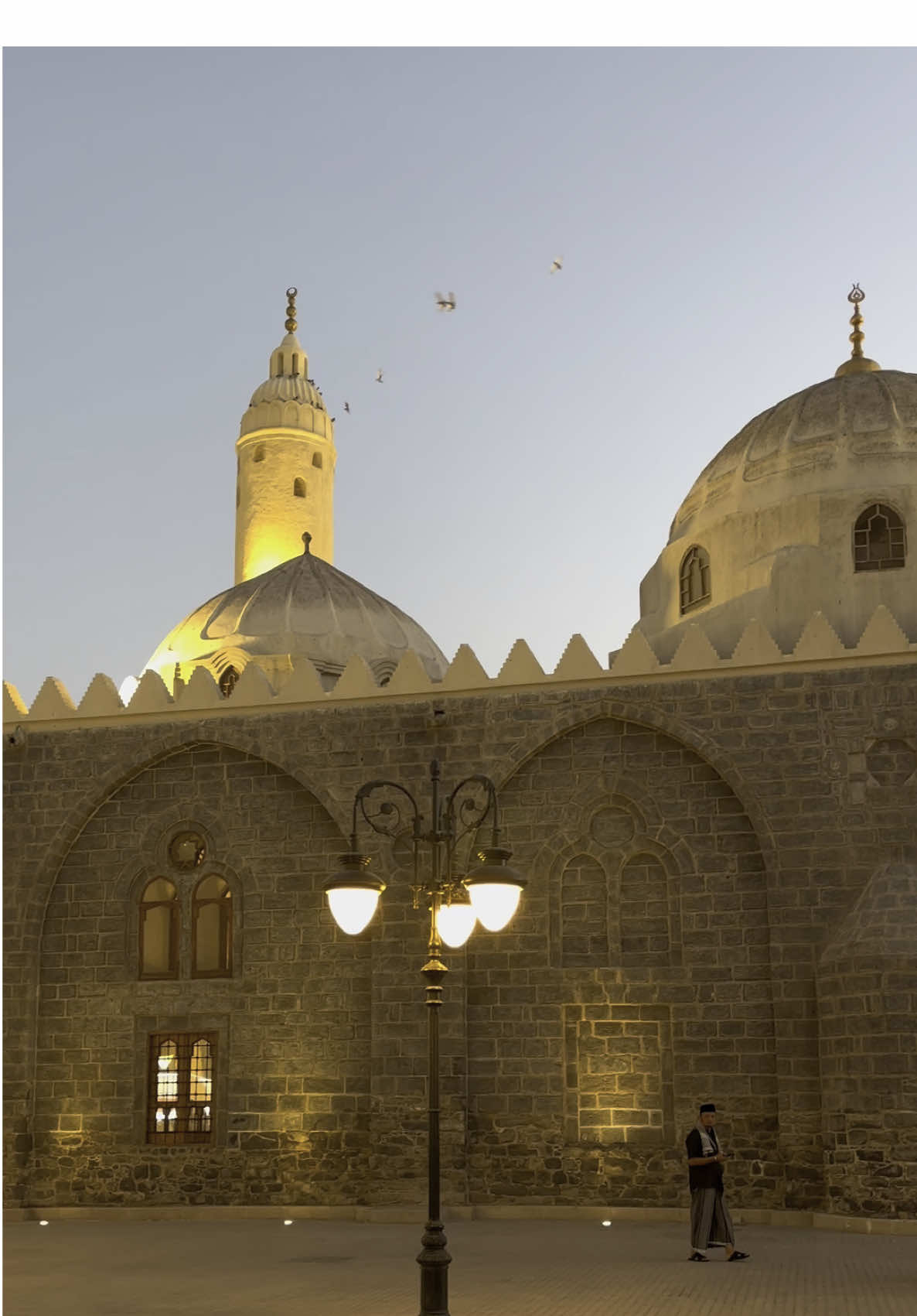 مسجد الغمامة، احد المساجد التي كان يصلي فيها النبي عليه الصلاة والسلام في المدينة المنورة 🕊️ #المدينة_المنوره #madina #visit_saudi #travel #سياحة #visit_madinah_🕌 #مسجد_الغمامة #الشعب_الصيني_ماله_حل😂😂 #fyp #fyp 