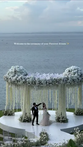 This white wedding ceremony? Straight out of a dream ✨🤍 #baliwedding #baliweddingplanner #weddingdecor #weddingideas 