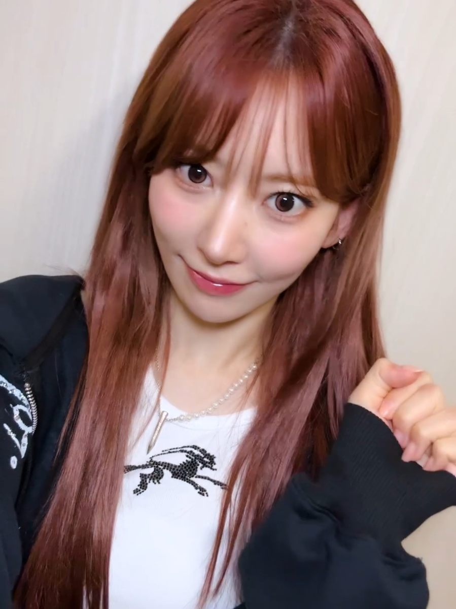 #SAKURA has a different glow🖤✨️  #LE_SSERAFIM #르세라핌  #사쿠라  #LE_SSERAFIM_DIFFERENT 
