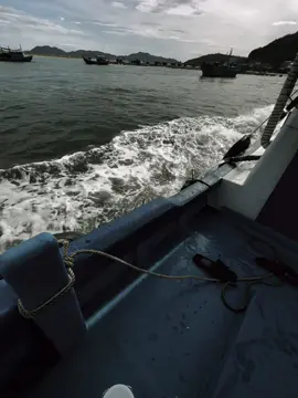 “Thế giới đã không thương anh rồi”