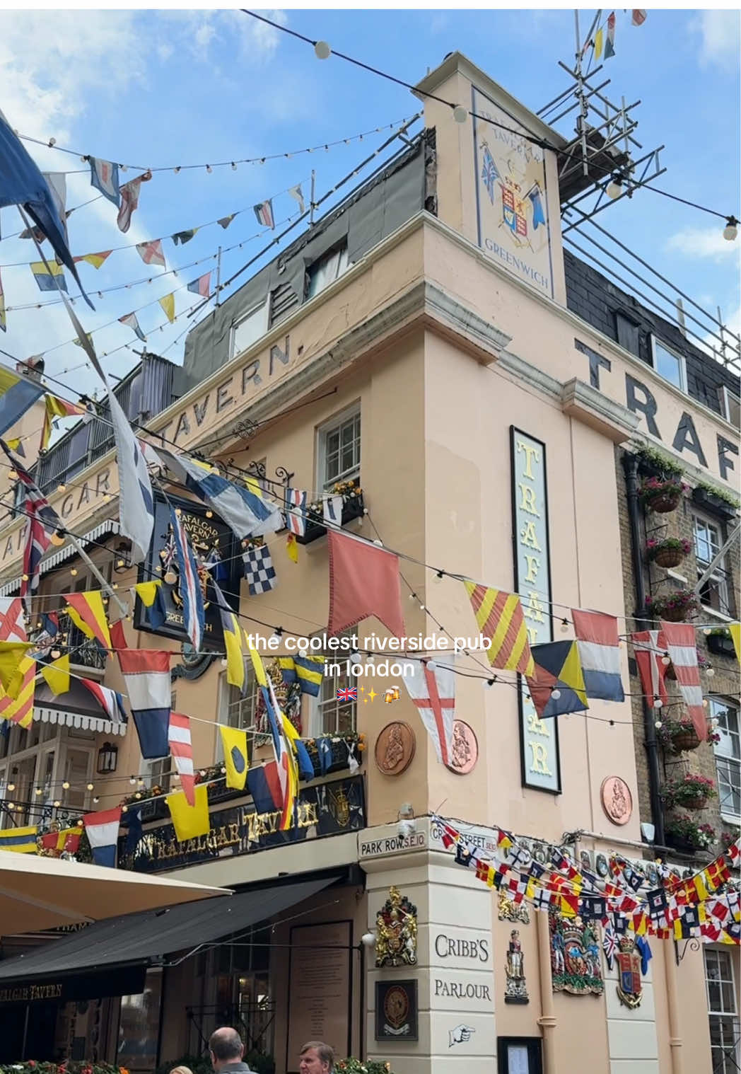 📍Trafalgar Tavern ✨🍻🏴󠁧󠁢󠁥󠁮󠁧󠁿 10/10 drinks, food, atmosphere, and vibes!! #london #londonlife #londontiktok #england #uk #travel #londontravel #londonhotspots #londonrestaurants #londonpub #greenwich #trafalgartavern  