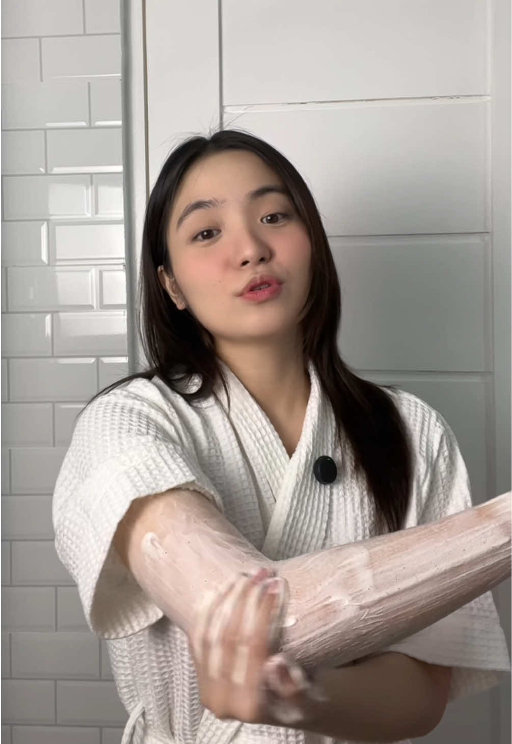 Dahil sa body scrub na to nagkagana ako maligo araw araw. Ang smooth niya sa skin!
