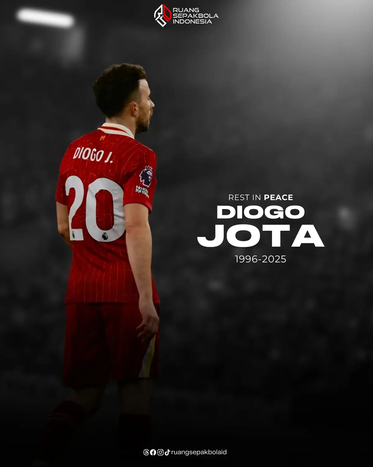 REST IN PEACE  🥀💔 Bintang Liverpool Diogo Jota meninggal dunia setelah mengalami kecelakaan mobil di Spanyol utara pada usia 28 tahun - dan hanya berselang dua minggu sejak ia menikahi kekasih masa kecilnya. Pesepak bola Portugal itu diyakini tengah bepergian dengan mobil bersama saudaranya sesama pemain sepak bola Andre, 26 tahun, yang juga meninggal dunia. Mobil itu dikatakan keluar jalur, menabrak, lalu terbakar. Jota baru saja menikah dengan Rute Cardoso, ibu dari ketiga anaknya, dan menggambarkan dirinya sebagai pria paling beruntung di dunia dalam sebuah wawancara yang dirilis kemarin. Kecelakaan itu terjadi di A-52 di provinsi Zamora. Jalan di Spanyol itu merupakan rute utama yang diambil oleh pengemudi yang meninggalkan Portugal utara. Layanan darurat di wilayah Castilla dan Leon mengonfirmasi kecelakaan itu. Ruang operasi 1-1-2 Castilla y León menerima beberapa panggilan yang melaporkan kecelakaan kendaraan di Km 65 A-52, di kotamadya Cernadilla, Zamora. Sebuah mobil dilaporkan terlibat dalam kecelakaan dan kendaraannya terbakar,' demikian bunyi pernyataan tersebut. '1-1-2 memberi tahu Polisi Lalu Lintas Zamora, Brigade Pemadam Kebakaran Dewan Provinsi Zamora, dan Pusat Koordinasi Darurat (CCU) Sacyl tentang kecelakaan ini. 'Dari sana, Unit Gawat Darurat Medis (UME) dan Staf Medis Perawatan Primer (MAP) dari Pusat Kesehatan Mombuey dikirim, yang mengonfirmasi kematian dua orang di tempat kejadian, Berita tragis itu datang hanya dua minggu setelah Jota menikahi pacar lamanya Rute Cardoso di Porto. Kematiannya dikonfirmasi oleh Pedro Proenca, kepala Federasi Sepak Bola Portugal.#ruangsepakbolaid 