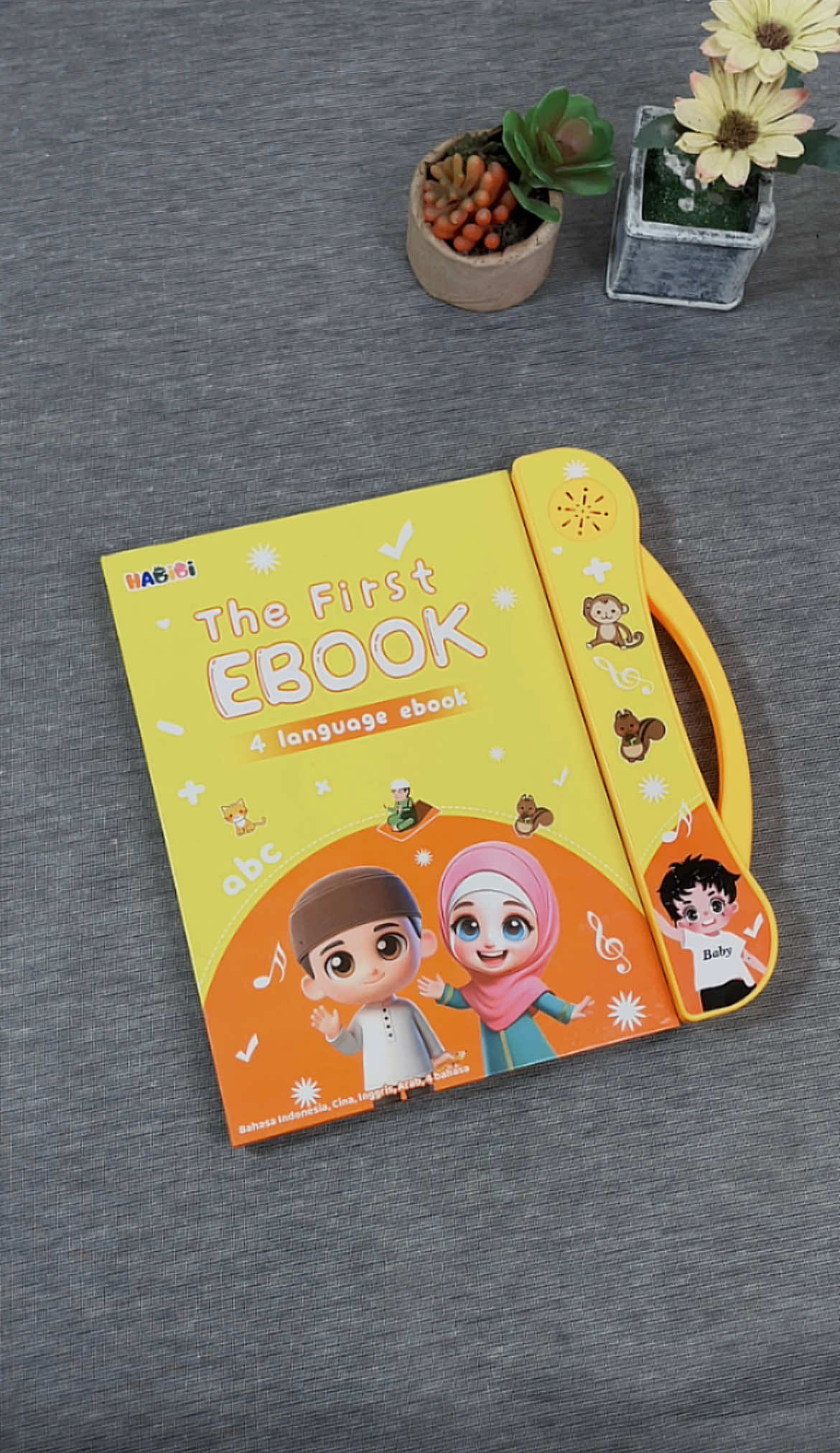 Aku baru nemu The First Ebook super duper lengkap ini, dan langsung suka banget  Bisa ngajarin anak 4 bahasa (Indonesia, Inggris, Arab, Mandarin) lewat suara & gambar interaktif. Nggak cuma belajar, anak juga bisa sekalian distimulasi pendengaran dan kosakatanya Kalau moms lagi cari mainan edukatif yang fun, ini sih wajib masuk wishlist💛 #MainanEdukasi #BukuAnak #TheFirstEbook #HabibiKids #BelajarBahasa #MainSambilBelajar #MomTips #ReviewIbu
