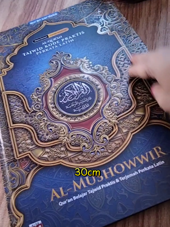 Al Quran Al Musyowwir ininyang ukuran besar A4, enak buat belajar, karna  banyak fiturnya ada kode tajwid mudah, latin terjemah ,  #beliquran  #alqurantajwid  #alquranlatin  #alqurantajwidterjemahan  #alquranterjemah  #alquranmurah  #belajarquran 