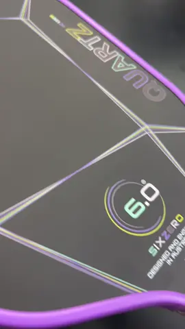 Six Zero Quartz có thiết kế đa năng phù hợp với điểm ngọt lớn giúp tăng khả năng kiểm soát, sức mạnh và độ bật mạnh mẽ.