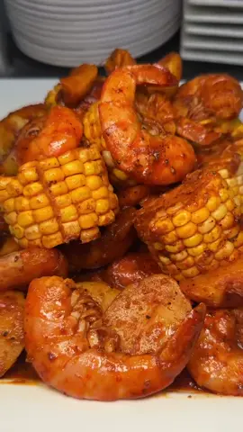 Camarones estilo Louisiana  Ingredientes 1kg de camaron 21/25 5 pz de papa Galeana 2 pz de elote 9 pz de limón 2 cs pimienta negra 2 cs pimienta limón 2 cs cajun 2 cs paprika 40 ml salsa huichol 20 ml salsa inglesas 1 cs sal 150 gr de mantequilla 5 dientes de ajo finamente picados PROCEDIMIENTO 1• En una olla poner a hervir agua, agregar sal fina y el jugo de 3 limones junto con la cáscara. 2• Agregar la papa Galeana y el elote (30 a 35 min) 3• En un bowl agregar todas las especies, las salsas y el jugo de 6 limones y revolver muy bien. 4• En un sartén colocar la mantequilla hasta que esta se derrita por completo y cocer los camarones con cáscara. 5. Una vez que retiraste la papa Galeana y los elotes, agregarlos al sartén de los camarones 6. Agregar la salsa y revolver muy bien todos los ingredientes en   el sartén, ponerlo en fuego bajo por 2 min y listo. #viral #fyp #viraltiktok #tiktokviral #reels #Foodie #recetastiktok #camaronesluisiana 