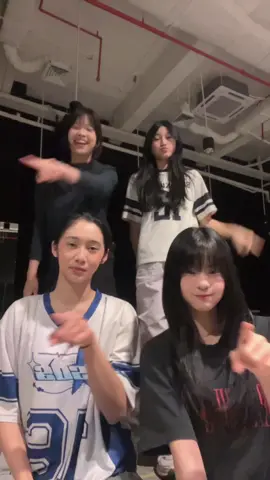 yg dibelakang asik sendiri ya @Aulia Riza @jkt48.trisha @Humaira Ramadhani #jkt48 