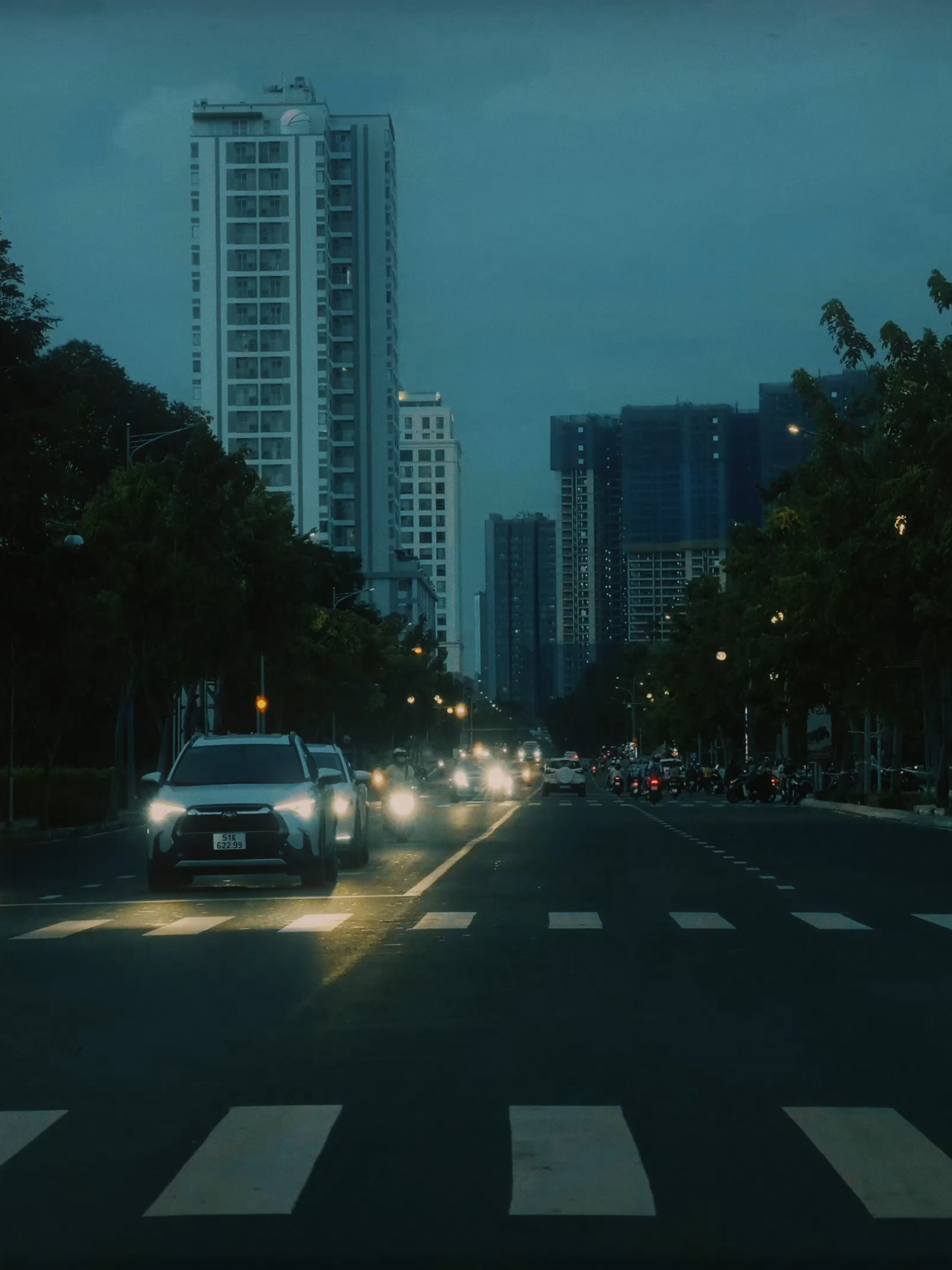 Chia tay ở Sài Gòn đau nhất là sau đó vẫn phải sống tiếp, giữa những con đường quen từng có nhau.#chill #saigon #nottosweets #fujifilm #life #fuji #vibe #viral #xuhuong #night #đêm #chiatay #laixe #pho