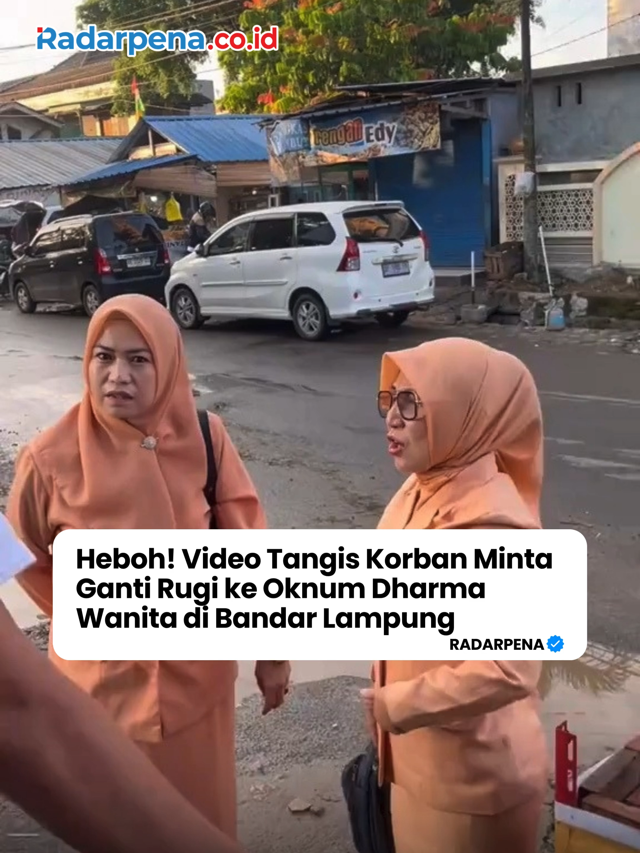 Sebuah video viral di media sosial memperlihatkan seorang wanita menangis sambil meminta ganti rugi kepada seorang pria yang diduga sopir mobil, serta dua wanita berseragam yang disebut-sebut sebagai oknum Dharma Wanita di Provinsi Lampung. Video tersebut pertama kali diunggah akun TikTok @/ciikksy dan telah ditonton lebih dari 8 juta kali. Banyak warganet memberikan komentar pedas, di antaranya: “Gayanya Dharma Wanita, disuruh ganti rugi malah nggak bisa,” tulis seorang pengguna. “Lah, malah kabur mentang-mentang pakai seragam,” komentar lainnya. Hingga kini, belum ada klarifikasi resmi dari pihak terkait mengenai insiden ini. --- #Radarpena #Radarpenanews #ViralLampung #DharmaWanita #GantiRugi #TrendingVideo #Lampung