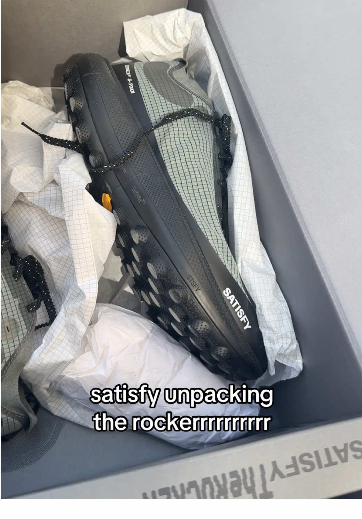 unpacking with my buddy @Eseniya Araslanova of the first satisfy trail shoes everrrrr #satisfyrunning #trail #fashion #outdoor 