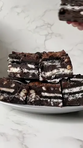 A rich, fudgy chocolate brownie loaded with chunks of Oreo cookies for a perfect blend of creamy, crunchy, and chocolaty indulgence. #brownies #creative #awe #sweet #oreo #whitechocolate #viralvideo #100kviews #Foodie #Baking #trending #fyp 