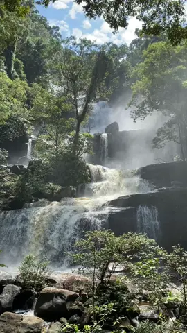 Ketika seperti berada di dimensi lain. #airterjun #airterjunindonesia #riambedawatn #airterjunbedawan #landak #landakpusatinformasi #wisatalandak 