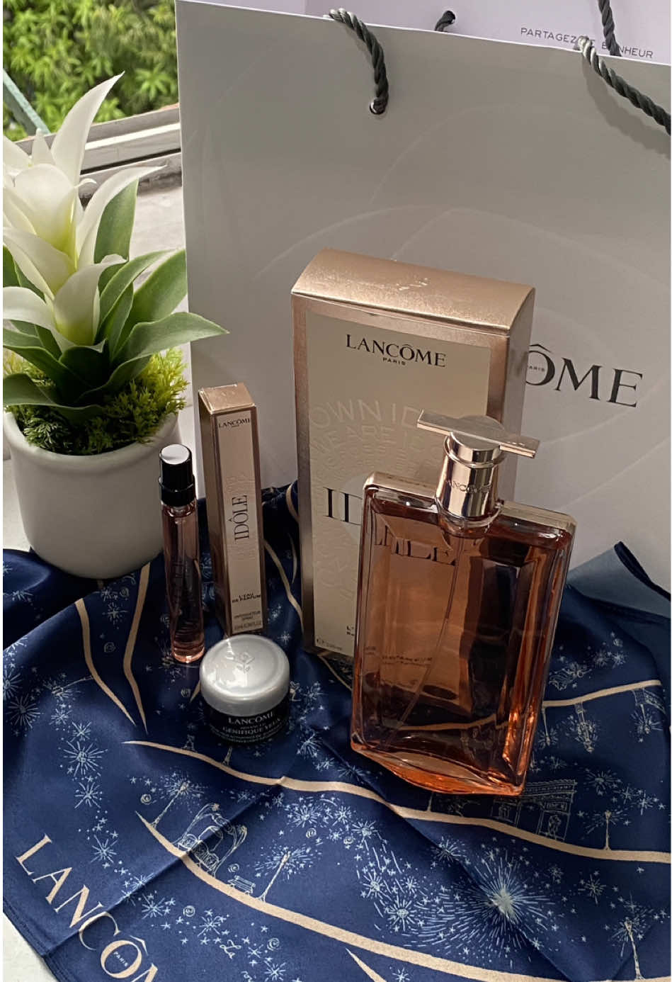 aaaand she’s so pretty! 🥹✨  #unboxing #perfume #perfumetok #perfumeunboxing #lancome #idole #lancomeidole #idolebylancome #fragrance #foryou #fyp   