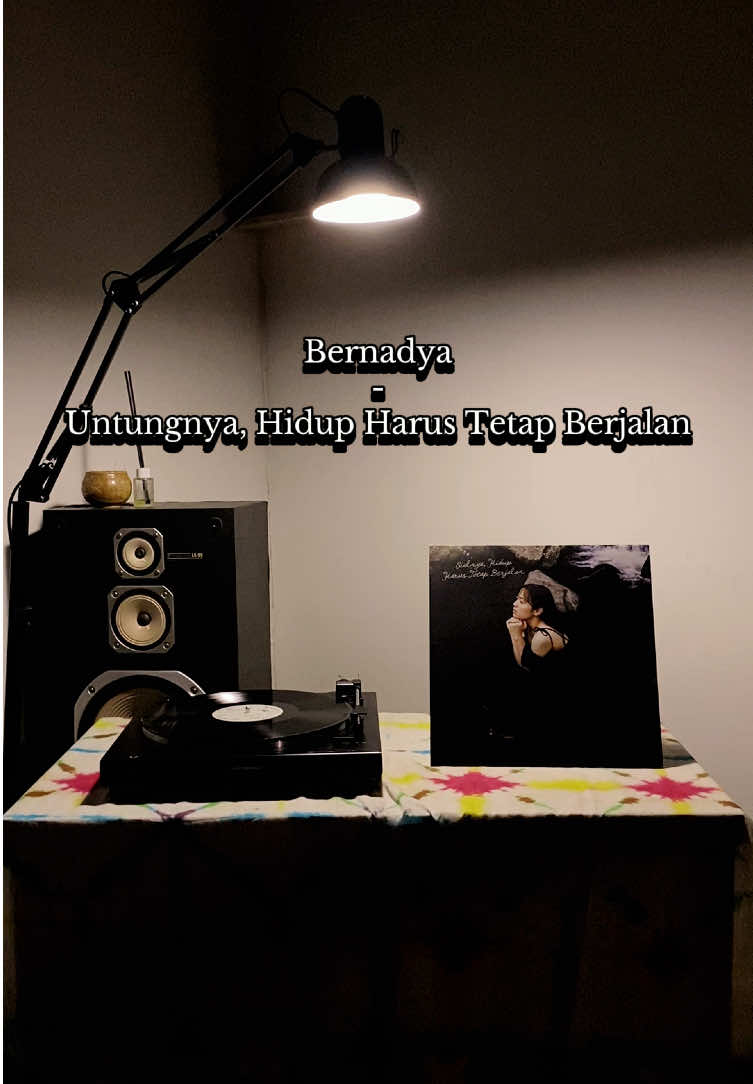 Artist: Bernadya Album: Sialnya, Hidup Harus Tetap Berjalan Song: Untungnya, Hidup Harus Tetap Berjalan Release: 2024 Label: Juni Records Jikalau kalian berminat untuk memiliki piringan hitam ini, bisa hubungi kami yaaa! #bernadya #sialnyabernadya #sialnyahidupharustetapberjalan #untungnyahidupharustetapberjalan #untungnyahiduptetapharusjalan #bernadyauntungnyahidupharustetap #vinylbernadya #piringanhitamindonesia 