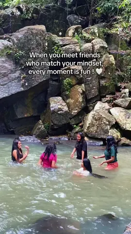 සතුට තිබ්බේම හොදම යාලුවො හමුවුන තැන 🤗🥺🙈 Tag your best friends 🤭 @dilu_sha 🧚🏻‍♀️  @Dhanu 💖  #viralvideo #bestfriend #frypage #1millionaudition 