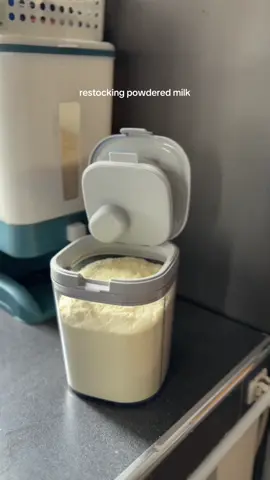 I super love this milk powder container kasi airtight siya kaya di masisira agad ang gatas at iwas langgam na rin. I also love the scooper na kasama #milkcontainer #airtightcontainer 