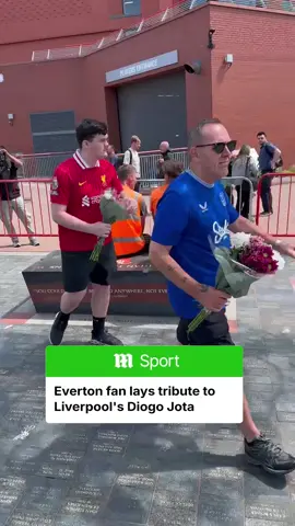 A touch of class from this Everton fan who joined Liverpool supporters in laying tributes for Diogo Jota 👏❤️💙 #news #sports #football #Soccer #liverpool #diogojota #PremierLeague 