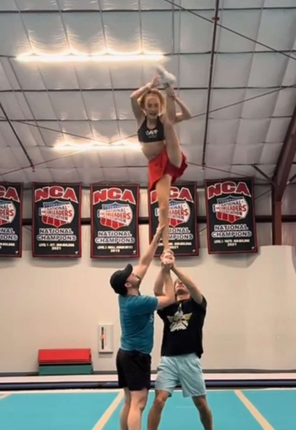 Atl peach atl peach I’m a atl peach!! Stingrays peach 2024-2025 stunt!!! 🤙🏻🤍🍑 #im18tiktok #stingrayspeach #peach #peachstunt #peach2025