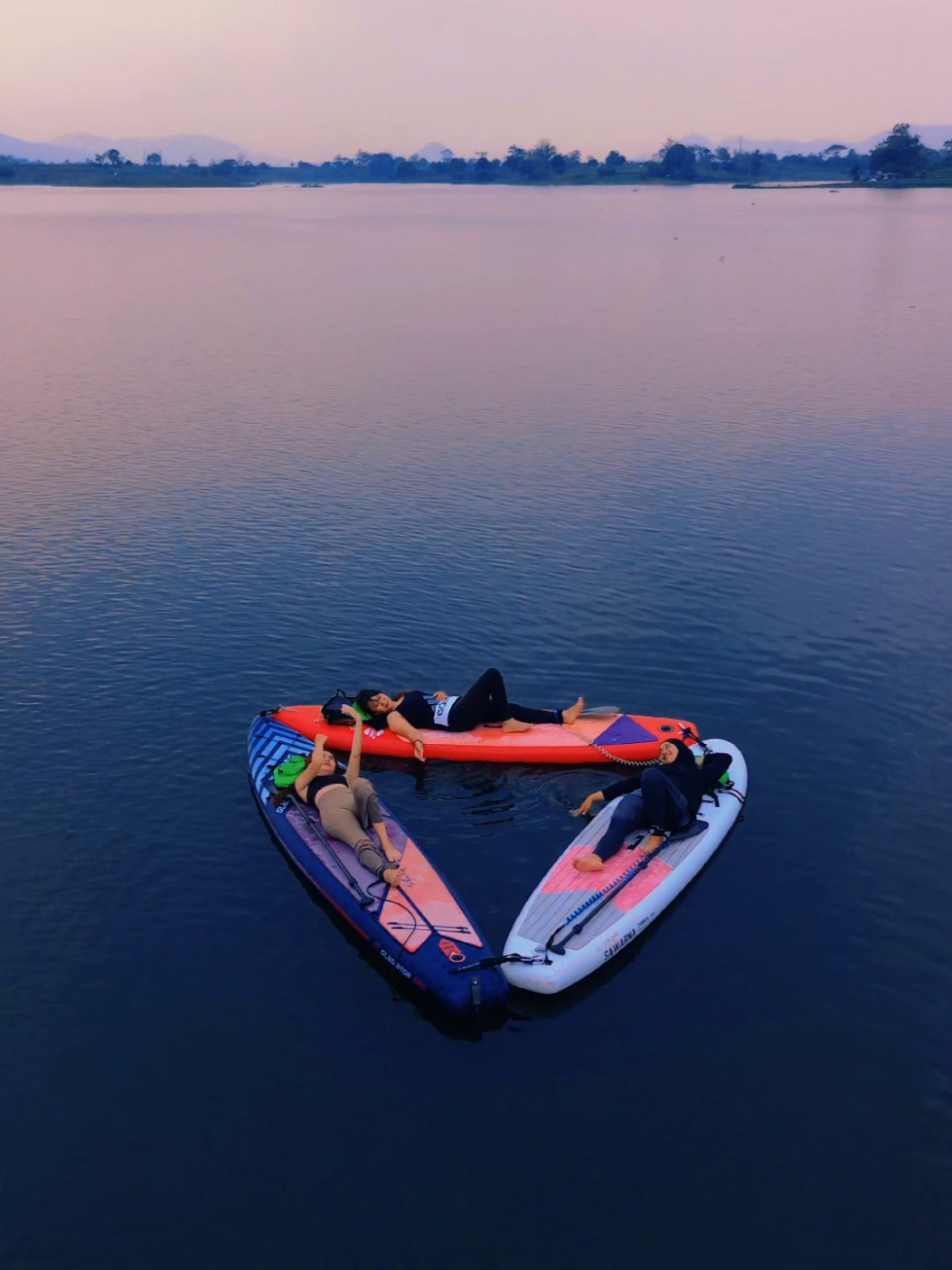 kurang seru apa coba? yang pastinya seru banget dong , main paddle bersama sahabat atau keluarga dan pasangan kalian buruan boking sebelum kepenuhan 😎😎 #wisatacimahi #wisatabandung #wisata #fyp #standuppaddle #kotabaruparahyangan #mainair #liburan #drone #cinematic #tren #trending @Fikriyazida @Cathy water sport (CWS) @INFOCIMAHI 