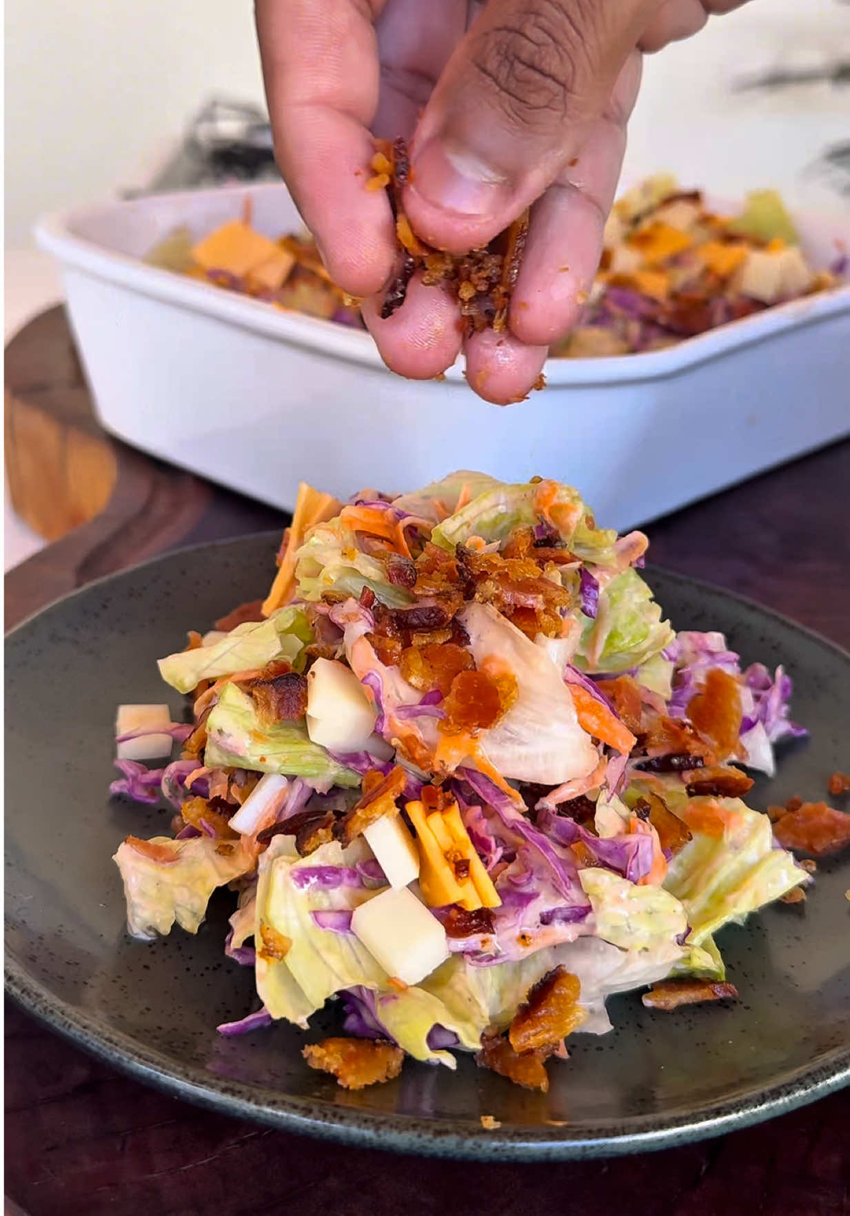 Salada do outback 🥗 Da série de coisas que não costumo pagar para comer, mas fico curioso em saber o gosto 😂❤️  Ingredientes: -150g de bacon em tiras -Alface  -Repolho roxo  -Cenoura  -1/2 caixinha de creme de leite -2 colheres de sopa de maionese -1 colheres de sopa de barbecue -1 colheres de chá de alho em pó -1 colheres de chá de cebola em pó -1 colheres de chá de salsa desidratada -Páprica  -sal e pimenta  -suco de 1 limão Limão  -100g de queijo prato -100g de queijo cheddar -Doritos . #receitas #dicas #cozinha #salada #saudavel #fit #receitafacil #receitasimples #receita #chef #dica #bacon