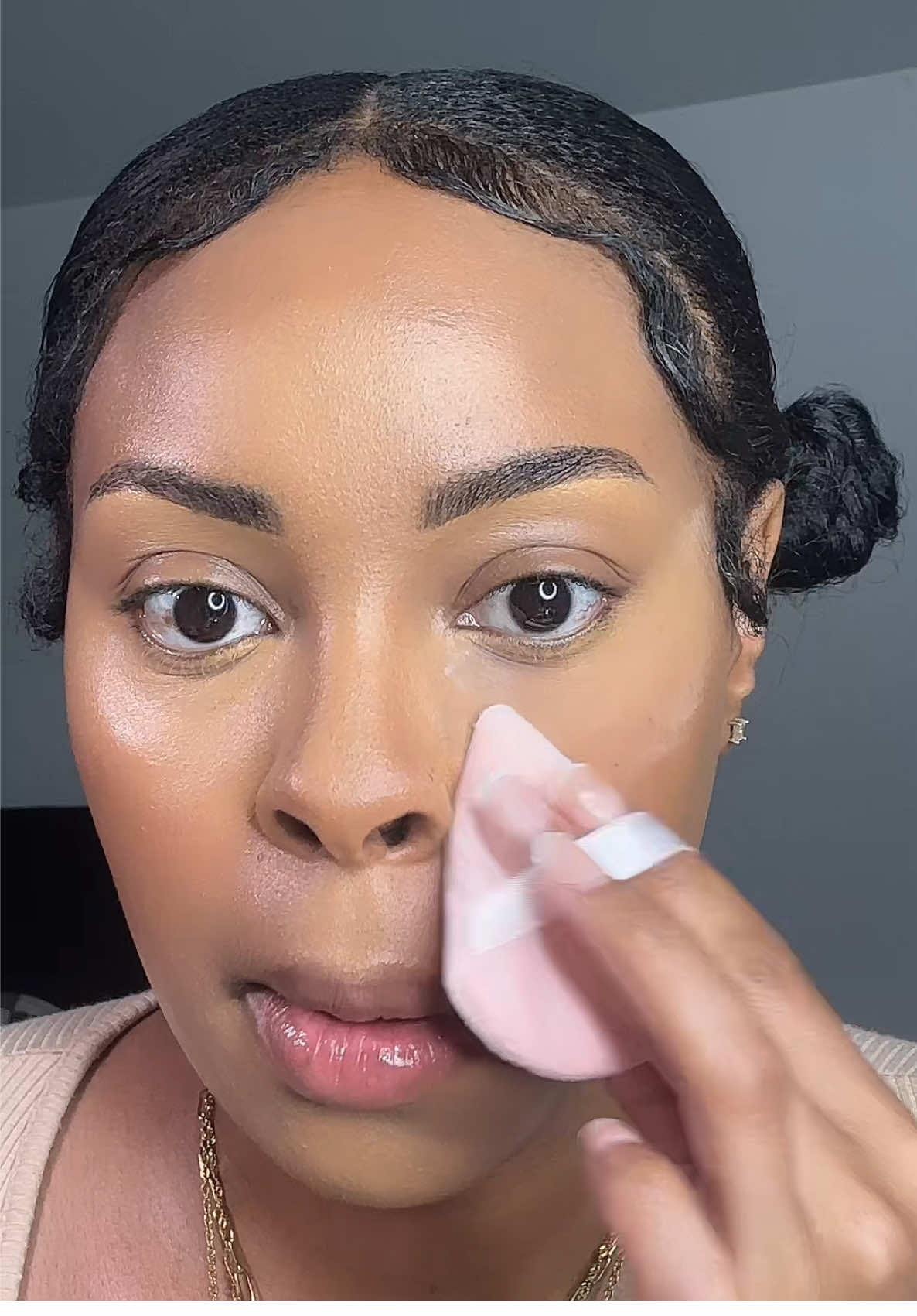 Everyone been loving the 2.0 @carslan_us loose powders 🤍 Definitely gone incorporate this into my make up routine.   ➿ I’m using shade 03 for sensitive skin 🥰  #carslanpowder #carslanloosepowder #carslancosmetics #settingpowder #viralbeautyproducts #waterproofmakeup 